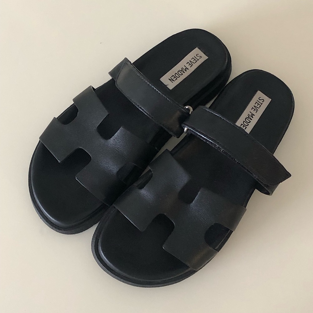 Steve Madden black sandals in Size 6.